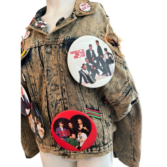 Small Acid Wash Denim Jacket Lot of 26 New Kids on The Block Buttons Donnie Joey - Picture 5 of 16